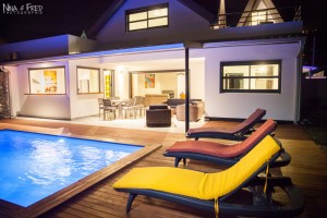 piscine et transats de nuit